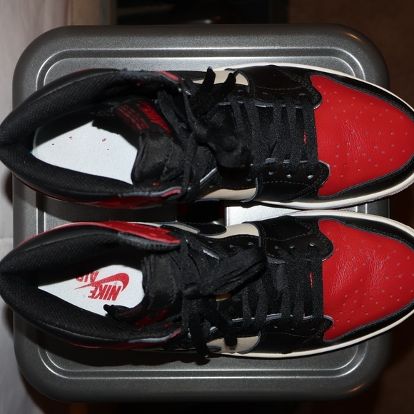 Air Jordan 1 Retro High OG "Bred" - Picture 7 of 9